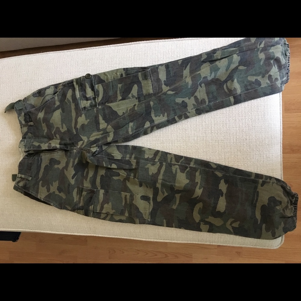 Women’s camo cargo pant size small